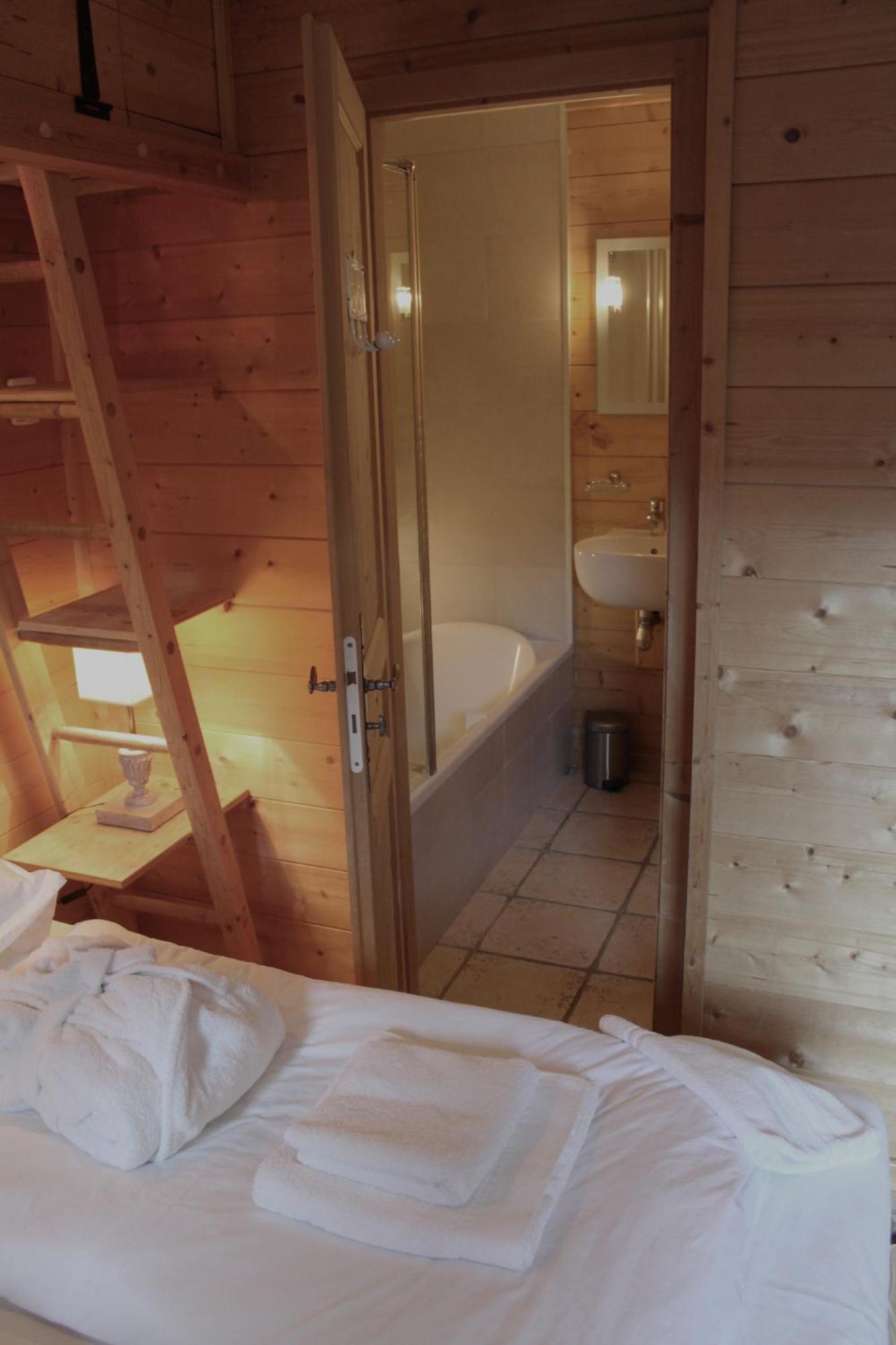 Cosy 4 Bedroom Chalet With Hot Tub Saint-Marcel  Екстер'єр фото